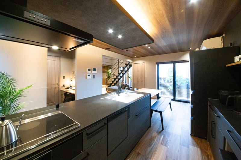 黒×木目のコーディネート