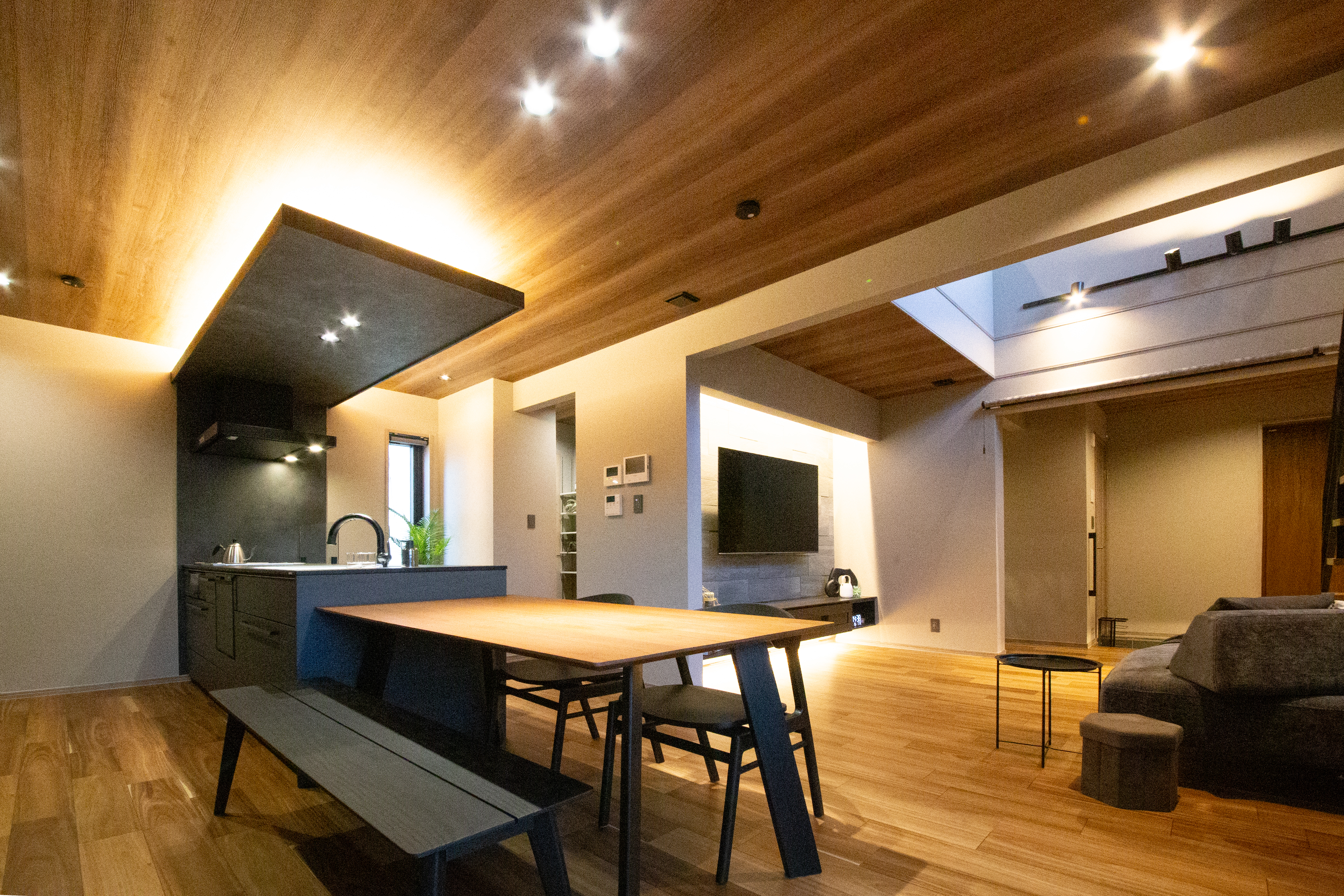 黒×木目のコーディネート