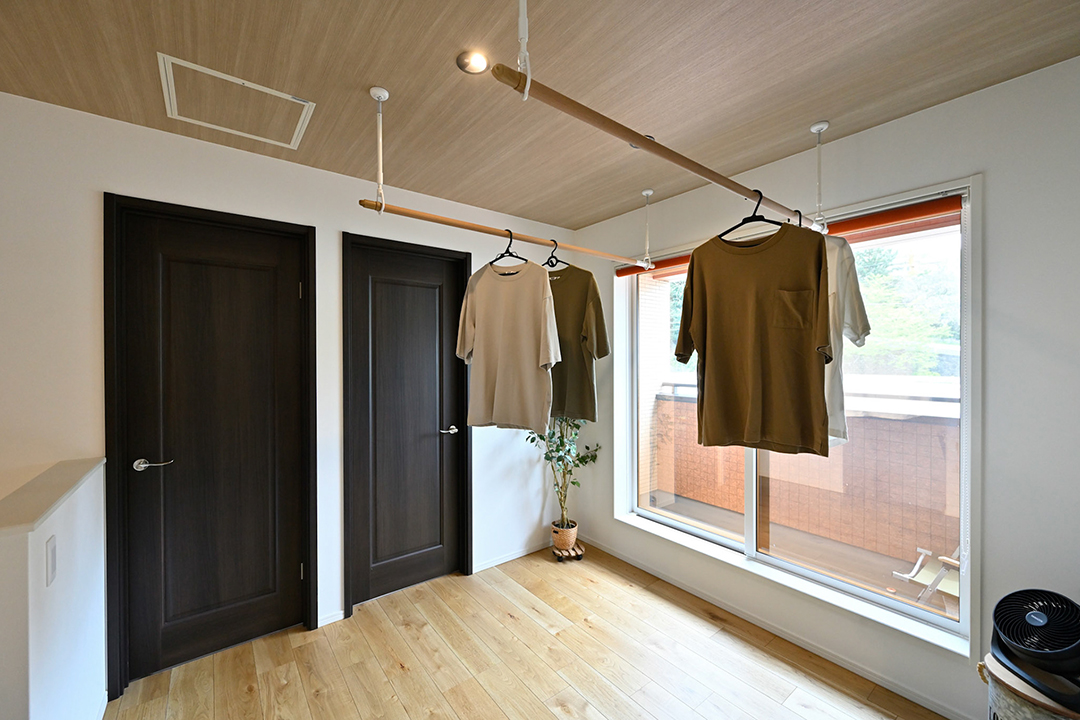 部屋干しと外干し、ライフスタイルで考える洗濯方法を比較