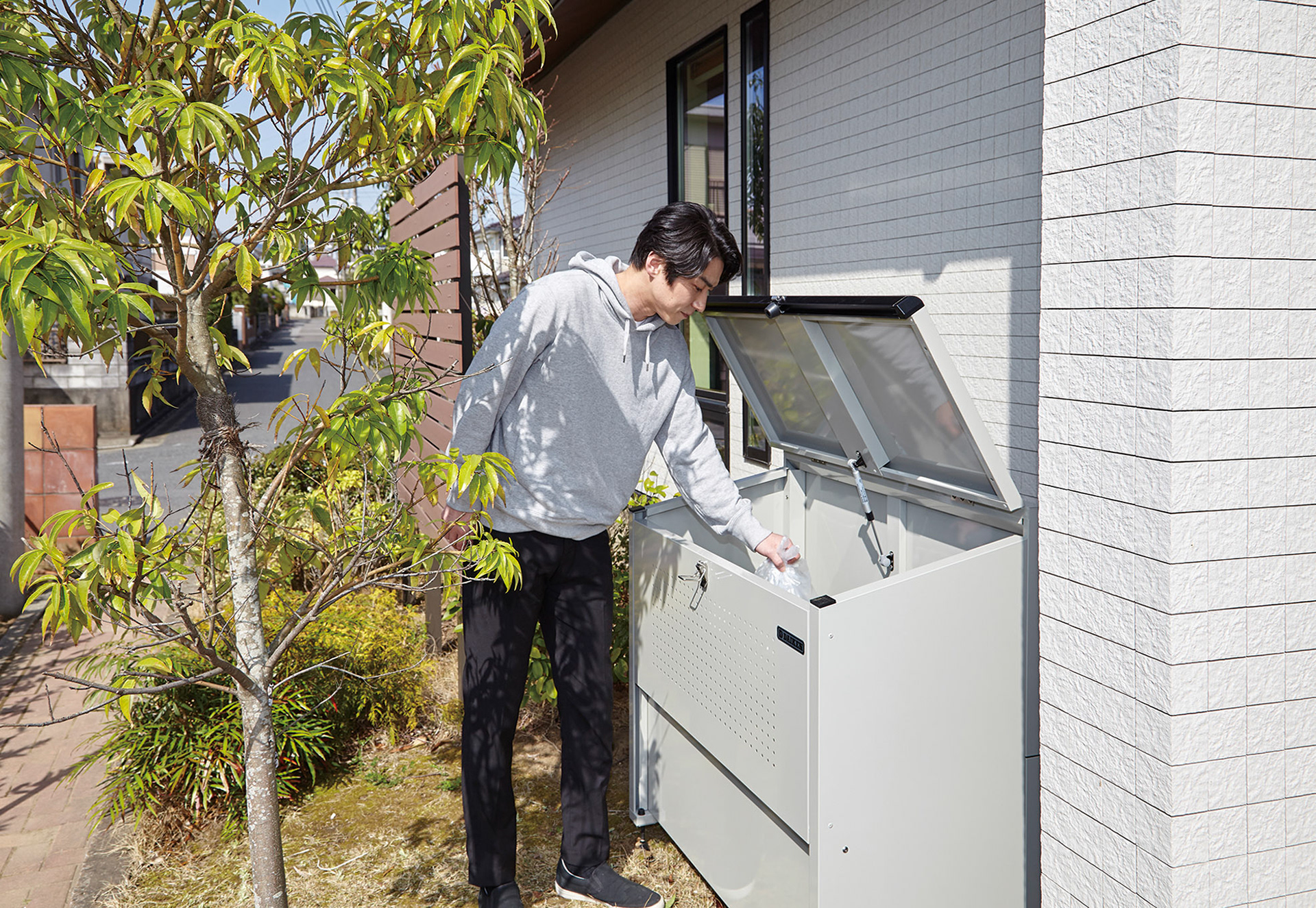 ゴミのニオイや置き場所問題を解決「屋外ダストストッカー」