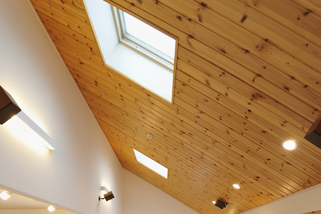 家の奥に自然の光を運ぶ「天窓」