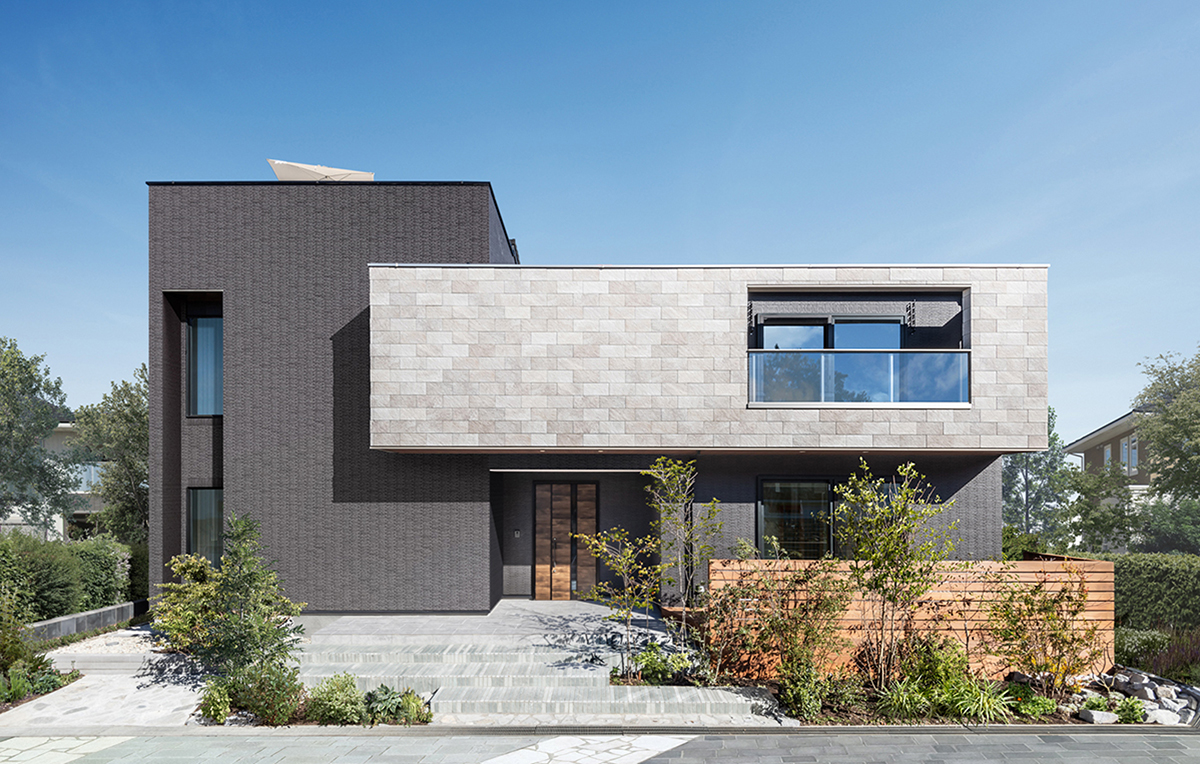 迫力ある大判のタイルの中に、端正な石肌の美しさを忠実に再現。厚み差から生まれる陰影は時間帯によって印象を変え、繊細な立体感と高級感を演出します。